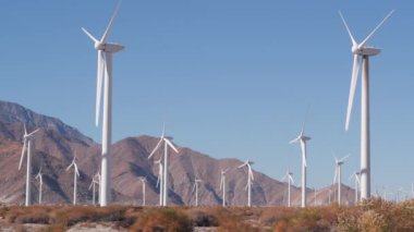 Dönen yel değirmenleri türbini, rüzgar santrali alternatif yeşil yenilenebilir enerji jeneratörleri, Kaliforniya çöl ABD 'de endüstriyel alan. Rüzgâr çiftliğinde elektrik üretimi. Palm Springs, Coachella