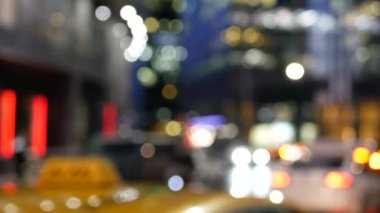 Alacakaranlıkta yolda sönmüş araba ışıkları, Megapolis caddesinde araç trafiği. Şehir merkezi, Moskova 'nın iş ya da finans bölgesi, Rusya. Taşımacılık, büyük şehir hayatı. Sarı taksi..