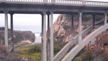 Nehir deresi üzerindeki kemer köprüsü, Pasifik kıyısı karayolu manzaralı yol, California yol gezisi, Big Sur doğa, ABD. Cabrillo Karayolu 1, okyanus boyunca turist rotası. Dik uçurumlar ya da viyadük altındaki kayalar
