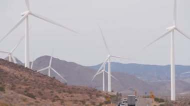 Dönen yel değirmenleri türbini, rüzgar çiftliği ya da elektrik santrali alternatif yeşil yenilenebilir enerji jeneratörleri, Kaliforniya çöl ABD 'de endüstriyel alan. Rüzgâr çiftliğinde elektrik üretimi. El Centro, Kumeyaay.