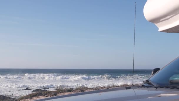 Reboque Motorhome Caravana Para Viagem Ondas Oceano Pacífico Praia Mar — Vídeo de Stock