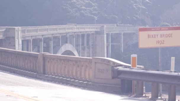 Οδική Πινακίδα Γέφυρας Μπίξμπι Κρικ Οδός Πασίφικ Κοστ Ιστορικά Γραφικό — Αρχείο Βίντεο