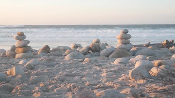 Roccia Bilanciamento Sulla Spiaggia Ghiaia Monterey Miglia Auto Costa Della — Video Stock