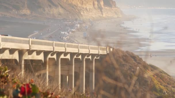 美国加利福尼亚州圣地亚哥德尔马的Torrey Pines州海滩1号太平洋海岸高速公路上的大桥沿海路度假 日落座风景尽收眼底 101号高速公路沿海的路途旅行 — 图库视频影像