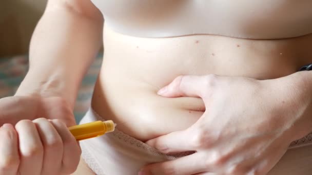 雌性在胃 胃或腹部进行注射 体外受精 生殖不孕 不育治疗 激素药物 排卵刺激 注射胰岛素 糖尿病的妇女 — 图库视频影像