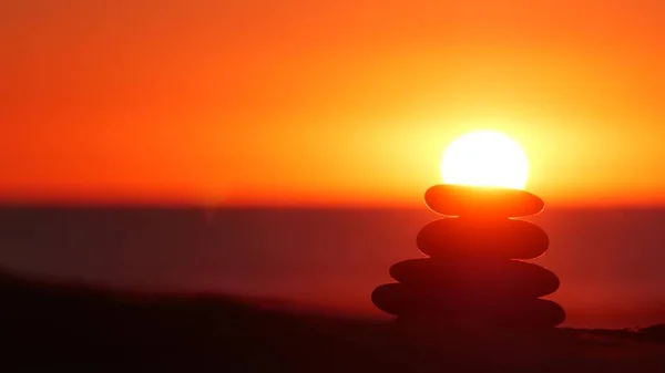 Kieselsteinhaufen Sandstrand Meer Himmel Bei Sonnenuntergang Felsen Die Sonnenlicht Balancieren — Stockfoto