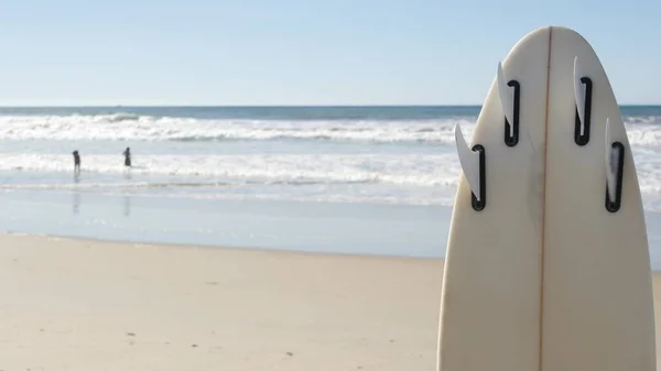 冲浪冲浪站在海滩沙滩上 加利福尼亚海岸 海浪和白浪冲浪板或冲浪板 水上水上运动用的长板或水槽 岸上的体育活动 — 图库照片