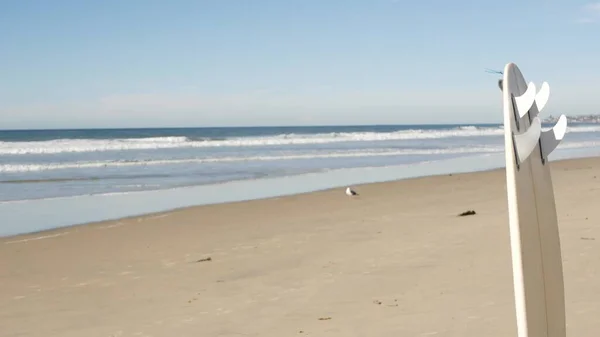 Szörfdeszka Szörfözéshez Álló Tengerparti Homok Kalifornia Partján Usa Óceánhullám Fehér — Stock Fotó