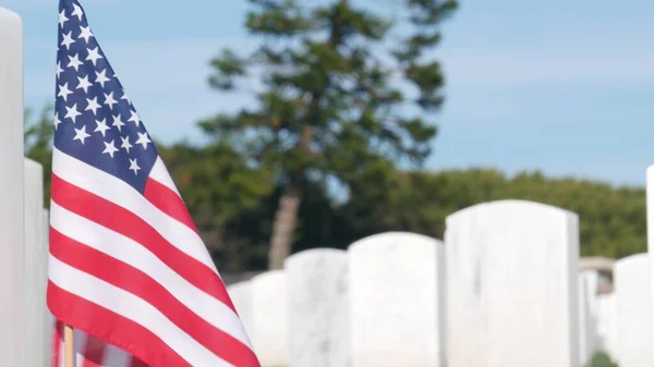 墓石とアメリカ国旗 国立記念墓地 アメリカの軍事墓地 頭石や墓石 緑の草 武装勢力の兵士の尊重と名誉 退役軍人と追悼の日 — ストック写真