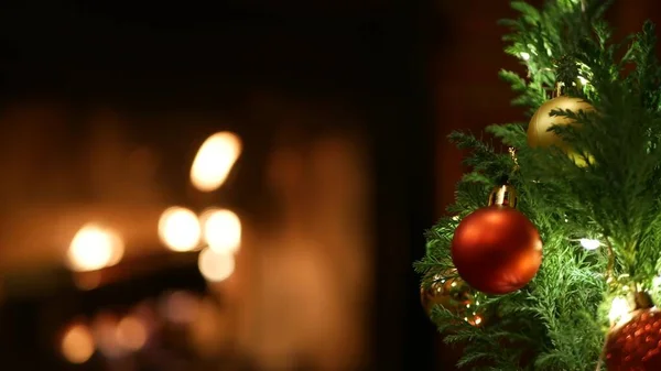 Lumières Arbre Noël Par Feu Dans Cheminée Nouvel Décoration Noël — Photo