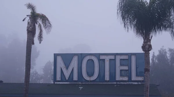 Sinal Néon Retrô Motel Hotel Estrada Nevoeiro Nevoeiro Tempo Califórnia — Fotografia de Stock