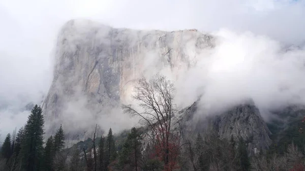 Foggy Capitan Mountain Cliff Steep Rock Misty Autumn Weather Yosemite — Stock Photo, Image