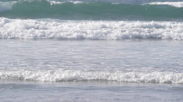 在美国加利福尼亚太平洋海岸的海滩上 蓝色的巨浪冲撞着 海水泡沫和白沙 夏季海滨美感 冲浪的氛围洛杉矶附近的海景无缝线环路电影图 — 图库照片