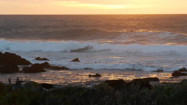 Felsige Zerklüftete Pazifikküste Meereswellen Die Auf Felsen Krachen Meilen Autofahrt — Stockfoto