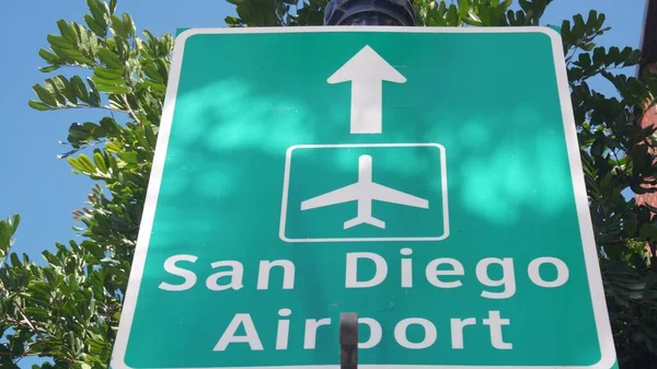 표지판에 화살표와 비행기 아이콘 있으며 캘리포니아주 샌디에이고의 거리이다 여행자의 목적지 — 스톡 사진
