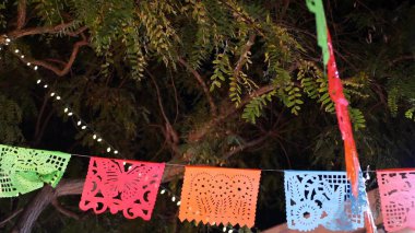 Papel picado çelengi, kağıt mendil delinmiş bayraklar. Tatil, karnaval, parti ya da şenlik için Meksika rengarenk etnik dekoru. Festival sokak dekorasyonu, Cinco de Mayo, Ölüm Günü veya Dia de Muertos.