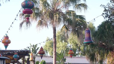 Tatil, karnaval, parti ya da şenlik için Meksika rengarenk etnik dekoru. Cinco de Mayo için festival sokak dekorasyonu, Ölüler Günü ya da Dia de Muertos. Ampul çelengi asılı, karnaval atmosferi.