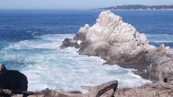 Plage Océan Escarpée Rocheuse Grandes Vagues Écrasant Sur Une Falaise — Photo