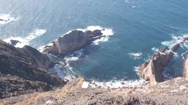 岩だらけの険しい海の海岸 上からの眺め 海の波がビーチでクラッシュします カリフォルニアの風光明媚な風景 ビッグサー自然 高い崖や急な崖から太平洋沿岸の高速道路の風景の観点 — ストック写真