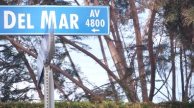 Kaliforniya, ABD 'de kavşakta Del Mar yol tabelası var. Los Angeles yakınlarındaki rıhtım turizm merkezi, deniz kıyısındaki tatil beldesi. San Diego ilçesi.