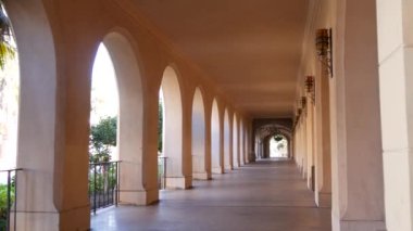 İspanyol sömürge canlandırma mimarisi, Balboa Park, San Diego, Kaliforniya ABD. Tarihi bina, klasik barok ya da rokoko romantizm tarzı. Casa 'nın kemer ve kolonları, kemer yolu, kasa, oyun salonu ya da geçiş