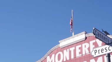 Kırmızı bina, Cannery Row yol tabelası, Monterey City, California turizm merkezi, ABD. Balıkçı iskelesi, retro endüstriyel cadde konserve şirketleri, sardalya fabrikası. Seyahat hedefi gezisi.