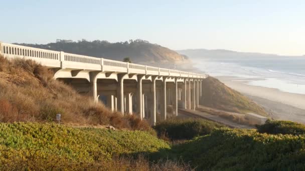 太平洋岸高速道路1号線 トーリー パインズ州立ビーチ サンディエゴ カリフォルニア州アメリカ 海岸道路の旅の休暇は 日没の席の風光明媚な景色をポイントします 海沿いの高速道路101号線の旅 — ストック動画