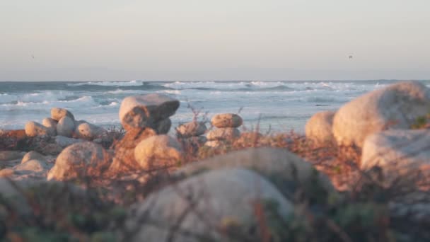 Rock Balanceren Kiezelstrand Monterey Mijl Rijden Californië Kust Verenigde Staten — Stockvideo