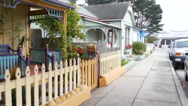 Fila Antigas Casas Estilo Vitoriano Bairro Residencial Histórico Monterey Califórnia — Vídeo de Stock