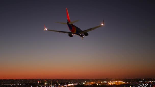 Feux Piste Aéroport Nuit Avion Avion Atterrissant Sur Piste Atterrissage — Video