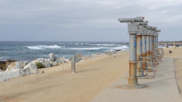 文房具双眼鏡 望遠鏡 タワービューアやスコープ 岩の岩場ビーチでの海の波 拡大鏡またはスパイガラスの列 17マイルドライブ観光の視点 モントレー カリフォルニア州米国 バードロックビスタポイント — ストック動画