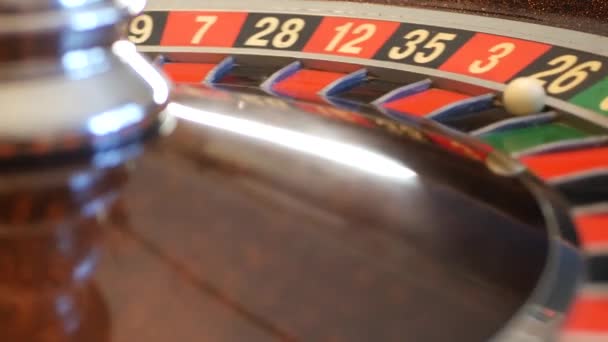 カジノで木製のフランスのルーレットテーブルの上のボール 車輪の回転 回転または回転 ゼロのセクター チャンスのゲームで賭け お金遊び ギャンブルや危険な賭け — ストック動画