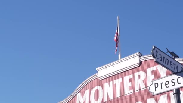 Rood Gebouw Cannery Row Verkeersbord Monterey Stad Californië Toeristische Bezienswaardigheid — Stockvideo