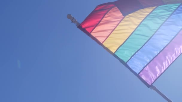 Rainbow Bandeira Lgbtq Acenando Vento Listras Coloridas Bandeira Símbolo Igualdade — Vídeo de Stock