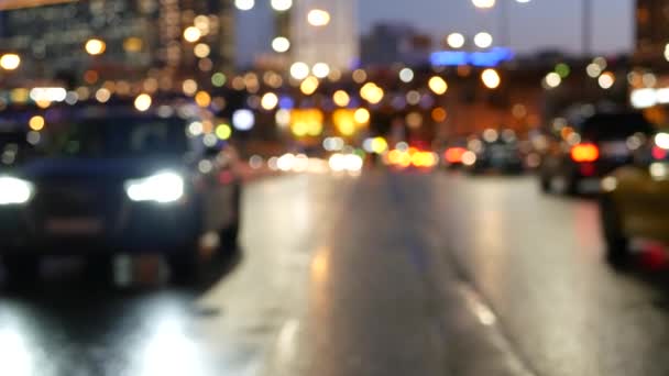Coches Desenfocados Luces Carretera Crepúsculo Tráfico Vehículos Calle Megápolis Centro — Vídeos de Stock