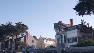 Monterey Okyanus Sahili, 17 mil sürüş, Kaliforniya kıyısı ABD. Pacific Grove, kıyı şeridi geçidi, deniz kenarı tarihi evler, koloni binaları mimarisi. Yoldaki arabalar, selvi ağaçları..
