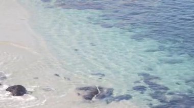 Kristal mavisi şeffaf okyanus, La Jolla Koyu, Kaliforniya kıyısı, ABD. Turkuaz şeffaf açık deniz dalgaları yukarıdan geliyor. Dalgalı su yüzeyi, tropik plaj cenneti lagünü, yaz tatili..