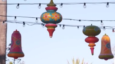 Tatil, karnaval, parti ya da şenlik için Meksika rengarenk etnik dekoru. Cinco de Mayo için festival sokak dekorasyonu, Ölüler Günü ya da Dia de Muertos. Ampul çelengi asılı, karnaval atmosferi.