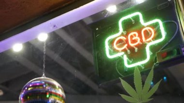 Sigara dükkanında neon tabela, CBD yağı ya da Kaliforniya 'da tıbbi kenevir mağazasında yasal. Dispanserde yasal olarak esrar, esrar, kenevir, esrar veya haşhaş satışı. Eczanede Cannabinoidler.