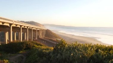Pasifik kıyısı otoyolu 1 'deki köprü, Torrey Pines eyalet plajı, Del Mar, San Diego, Kaliforniya ABD. Sahil seyahatleri, gün batımı manzaralı koltuklar. 101 nolu otoban gezisi okyanus boyunca.