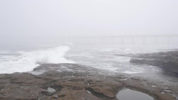 Foggy Havet Landskap Vågor Kraschar Havet Stranden Dis Dimmigt Väder — Stockvideo