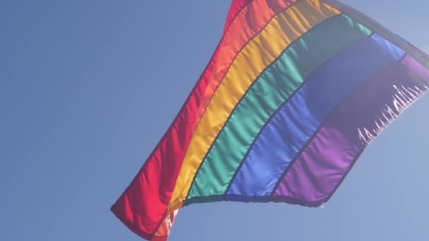 Σημαία Λοατκι Rainbow Κυματίζει Στον Άνεμο Πολύχρωμες Ρίγες Πανό Σύμβολο — Αρχείο Βίντεο