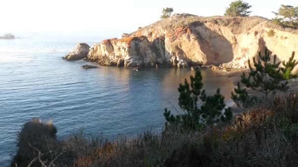 Rock Spricka Eller Klippa Vågor Som Kraschar Havsstranden Vattenstänk Havsskum — Stockvideo