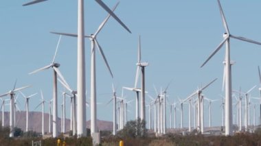 Dönen yel değirmenleri türbini, rüzgar santrali alternatif yeşil yenilenebilir enerji jeneratörleri, Kaliforniya çöl ABD 'de endüstriyel alan. Rüzgâr çiftliğinde elektrik üretimi. Palm Springs, Coachella