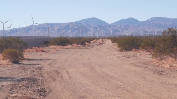 風車の回転 風力発電所や発電所 代替の緑再生可能エネルギー発電所 カリフォルニア州の産業分野 モハベ砂漠 テハチャピ 風力発電所の発電 — ストック動画