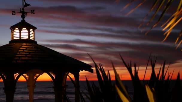 Sunset Cloudscape Silueta Foișor Plajă Amurg Amurg Nori Cer Roz — Videoclip de stoc