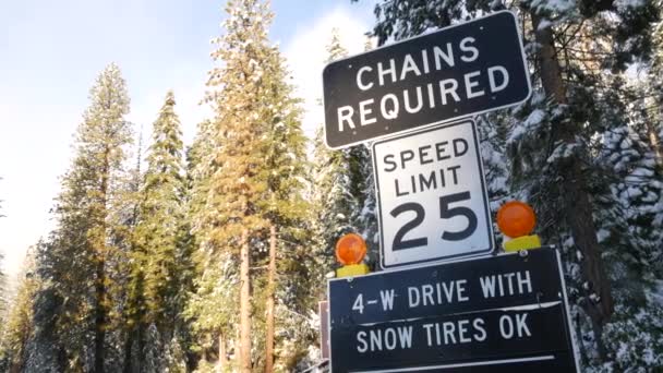 Αλυσίδες Ελαστικά Χιονιού Απαιτείται Πινακίδα Κυκλοφορίας Βουνά Χειμώνα Αυτοκινητόδρομο Yosemite — Αρχείο Βίντεο