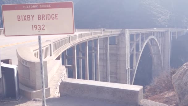 Bixby Creek Bridge Straßenschild Pazifikküste Highway Wahrzeichen Historische Landschaftlich Reizvolle — Stockvideo
