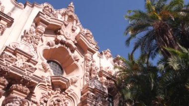 İspanya 'nın yeniden canlandırma mimarisi Balboa Park, San Diego, Kaliforniya' da. Klasik barok ya da rokoko romantizm tarzında tarihi bir bina. Casa ya da eski kale süslemeleri, sıva dekoru, antika sanat..