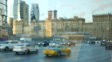 Yoğun yoğun yoğun Moskova caddesinde trafik sıkışıklığı yaşandı. Şehir merkezinde trafik sıkışıklığı var. Gün batımında Kutuzovsky 'de nakliye. Rus megapolis 'inde ulaşım